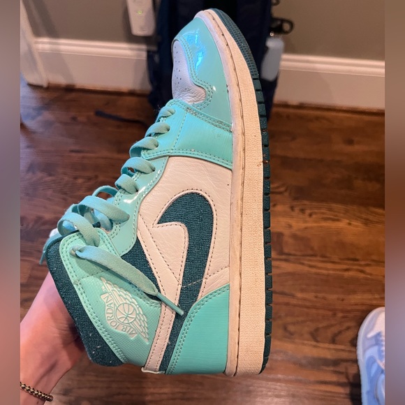 Jordan Womens AIR JORDAN 1 MID SE Green | Womens 7 - Picture 2 of 14